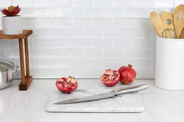 Home Basics - Tabla de cortar multiusos de mármol con pies antideslizantes para estabilidad y protección contra arañazos para encimera, fácil de limpiar, salvamanteles, color blanco - Imagen 5