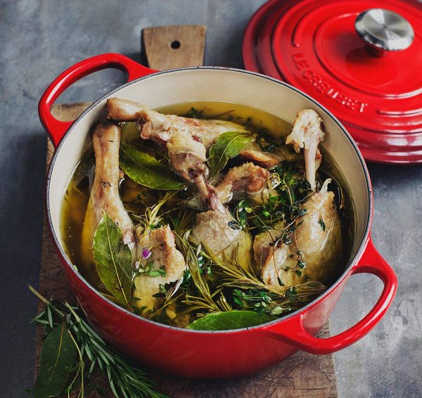 Le Creuset - Juego completo de utensilios de cocina (8 piezas, hierro fundido esmaltado, con botones SS, gres y antiadherente endurecido, antiadherente, color cereza - Imagen 2